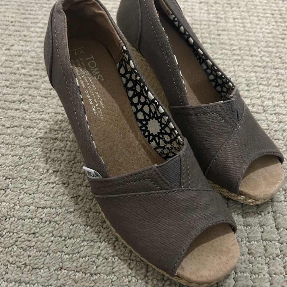 TOMS Women's Tan Espadrille Peep Toe Shoes